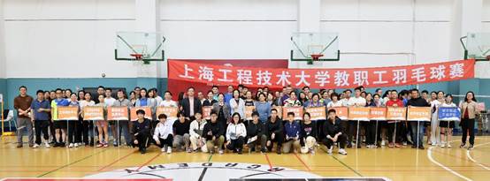 图片包含 建筑, 男人, 院子, 体育
描述已自动生成