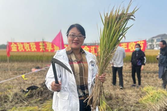 3 李红艳体育教练参加第五轮城乡党组织结对帮扶金汇村活动