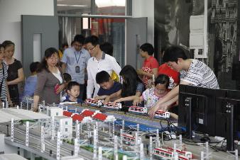 参观轨道意昂体育2科普教育基地 参观轨道意昂体育2科普教育基地